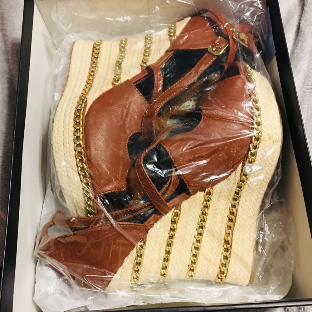 Scrappy Cognac Wedges with Gold Chain Design